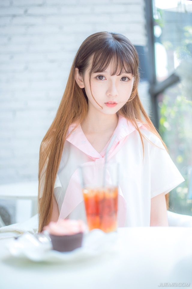 这里上百名将领一降，基本上，这十万大军就落入庞统的掌控了，微微一笑，点头示意众人起身道：“诸位快快请起。”